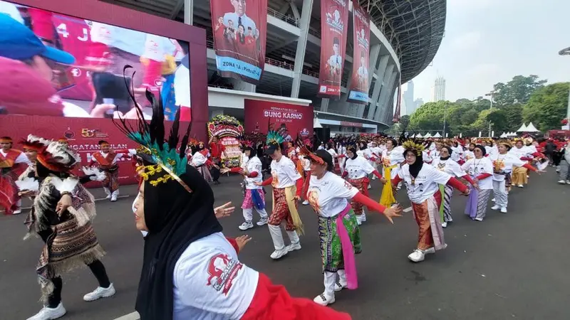 Sejumlah Kader dan simpatisan PDI Perjuangan (PDIP) menggelar flashmob menyambut puncak peringatan Bulan Bung Karno (BBK) 2023 di Stadion Gelora Bung Karno (GBK),