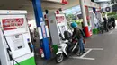 Pelanggang mengisi bahan bakar minyak (BBM) di SPBU, Jakarta, Rabu (19/8/2020). Pemerintah akan menggelontorkan belanja subsidi senilai Rp 54,4 triliun yang akan dialokasikan untuk BBM dan LPG 3 kilogram. (Liputan6.com/Angga Yuniar)