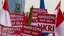 Mahasiswa membentangkan tulisan saat melakukan longmarch dari Bundaran HI menuju Istana, Jakarta, Senin (21/11). Mereka menyatakan sikap untuk menjaga keutuhan NKRI dan Ideologi Pancasila. (Liputan6.com/Faizal Fanani)