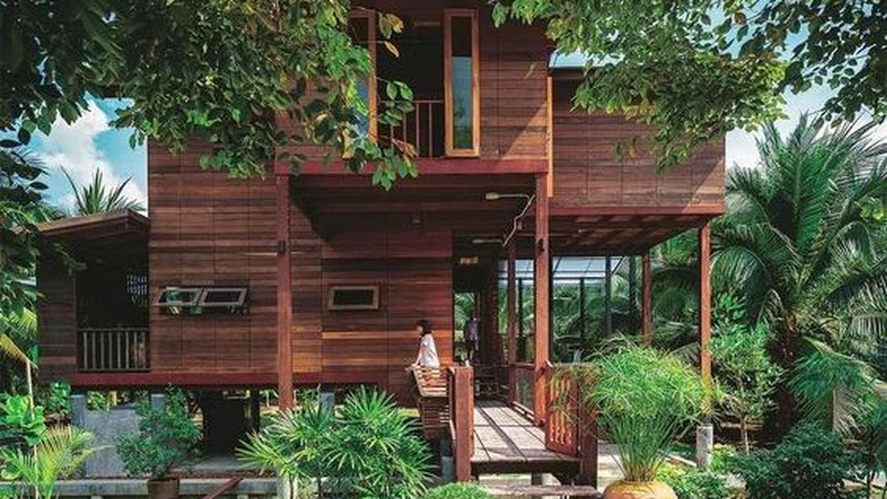 Model Rumah 2 Lantai Kayu dengan Jembatan Mungil
