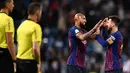 Pemain Barcelona, Lionel Messi dan rekannya, Chile Arturo Vidal berselebrasi setelah menang atas Real Madrid pada laga leg kedua semifinal Copa del Rey di Stadion Santiago Bernabeu, Rabu (27/2). Barcelona menang telak 3-0.  (OSCAR DEL POZO / AFP)