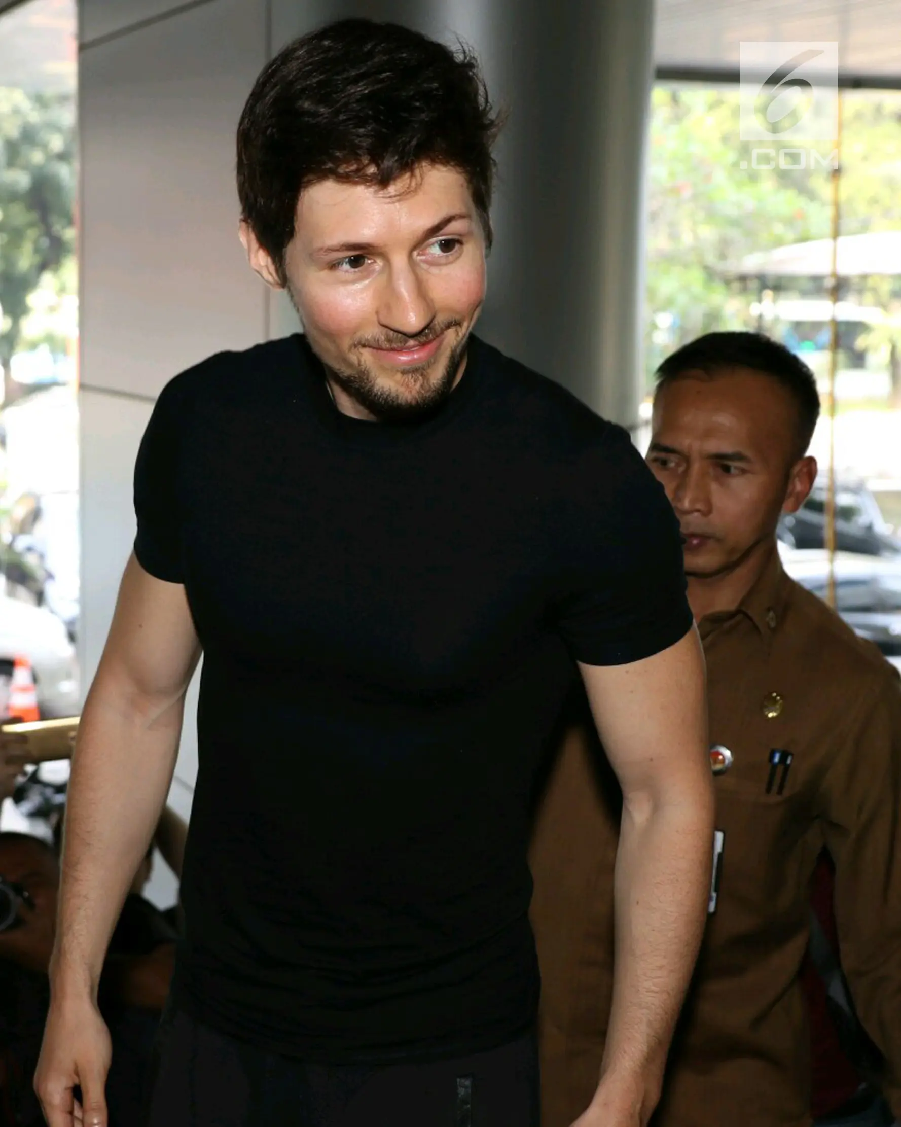 Pendiri sekaligus CEO Telegram, Pavel Durov mendatangi kantor pusat Kemenkominfo di Jakarta, Selasa (1/8). Kunjungan Pavel Durov ini berhubungan dengan pemblokiran 11 Domain Name System (DNS) situs web Telegram. (Liputan6.com/Angga Yuniar)