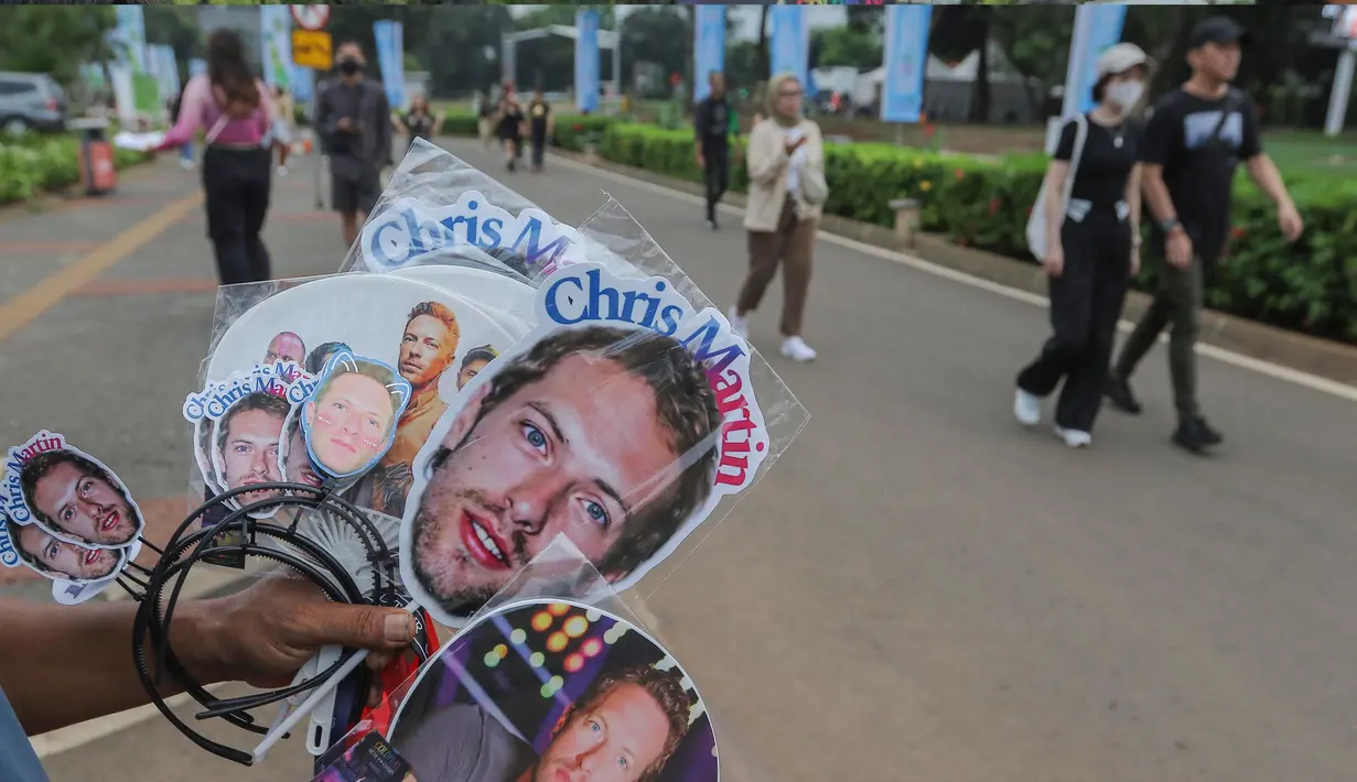 Mereka menjual pernak-pernik bergambar vokalis grup band asal Inggris tersebut kepada penggemar yang hendak menyaksikan langsung konser. (Liputan6.com/Angga Yuniar)