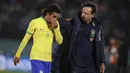 Reaksi kecewa bek Timnas Brasil, Marquinhos (kiri) bersama pelatih Fernando Diniz setelah ditaklukkan Uruguay pada laga Kualifikasi Piala Dunia 2026 Zona Conmebol di Centenario Stadium, Montevideo, Uruguay, Rabu (18/10/2023) pagi WIB. (AP Photo/Matilde Campodonico)