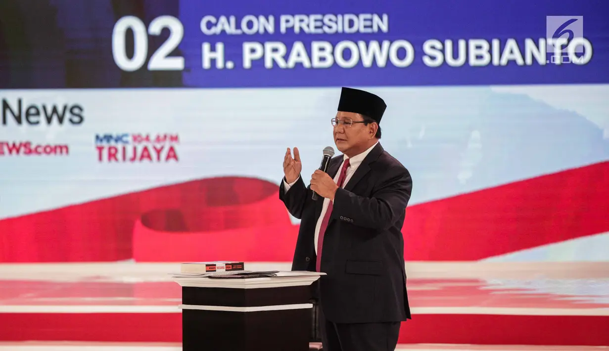 Calon presiden nomor urut 02 Prabowo Subianto memberi paparannya dalam debat kedua Pilpres 2019 di Hotel Sultan, Jakarta, Minggu (17/2). Debat bertema energi, pangan, infrastruktur, SDA, dan lingkungan hidup. (Liputan6.com/Faizal Fanani)
