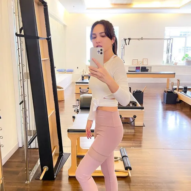 Potret 6 Artis Wanita Saat Pamer Perut Rata, Tuai Pujian