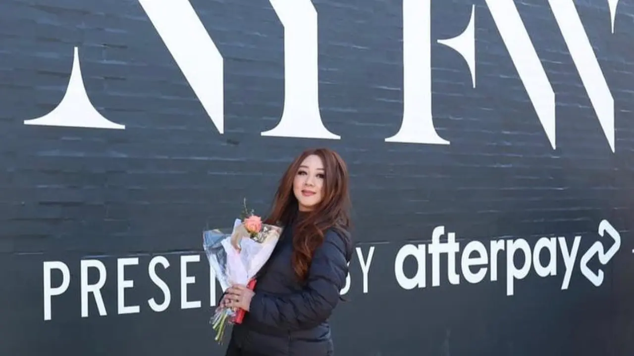 Lenny Hartono di panggung Indonesia Now New York Fashion Week 2023.