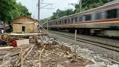 Pekerja menyelesaikan pembuatan pagar pembatas KRL Commuter di sepanjang jalur Tanjung Barat dan Lenteng Agung, Jakarta, Jumat (27/11/2015). Pagar tersebut guna mencegah kecelakaan akibat warga yang menyeberang sembarangan. (Liputan6.com/Yoppy Renato)