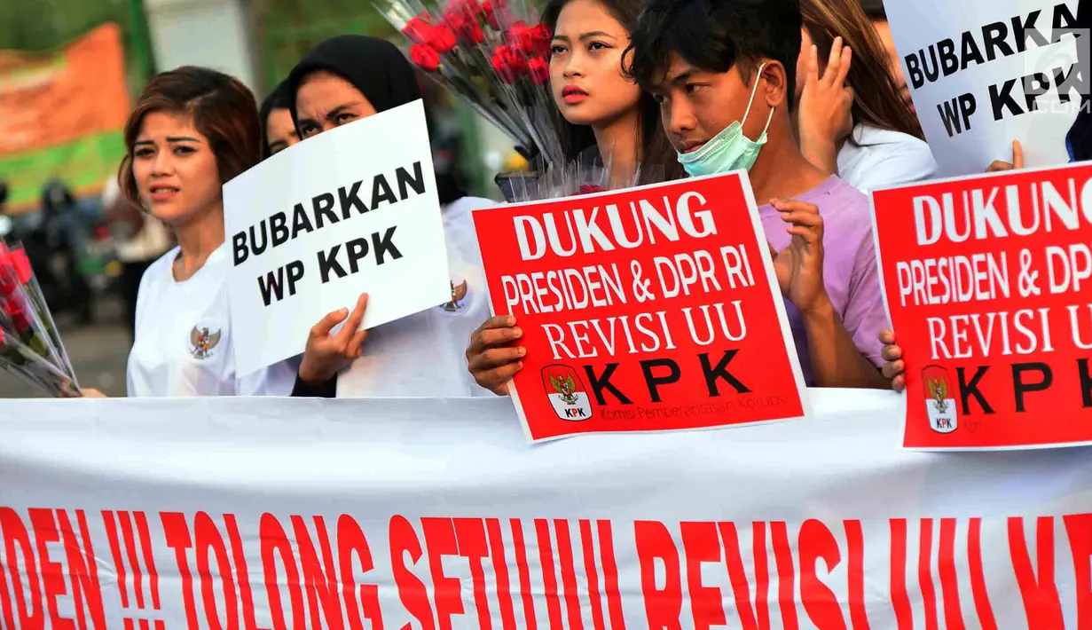 Massa membentangkan spanduk dalam aksi meminta revisi UU KPK di depan Istana, Jakarta, Jumat (13/9/2019). Dalam aksinya, mereka juga mendukung keberadaan Dewan Pengawas KPK agar KPK tetap independen dan bebas dari intervensi politik. (Liputan6.com/Johan Tallo)