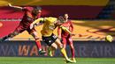 Gelandang AS Roma, Jordan Veretout (kiri) melepaskan sundulan yang berbuah gol pertama timnya ke gawang Udinese dalam laga lanjutan Liga Italia 2020/21 pekan ke-22 di Olimpico Stadium, Roma, Minggu (14/1/2021). AS Roma menang 3-0 atas Udinese. (AFP/Alberto Pizzoli)
