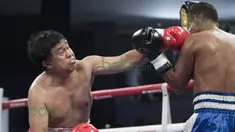 Petinju legendaris Indonesia, Ellyas Pical, melakukan pertarungan ekshibisi melawan Feras Taborat, di Balai Sarbini, Jakarta, Jumat (5/2/2016). Laga itu berakhir draw. (Bola.com/Vitalis Yogi Trisna)