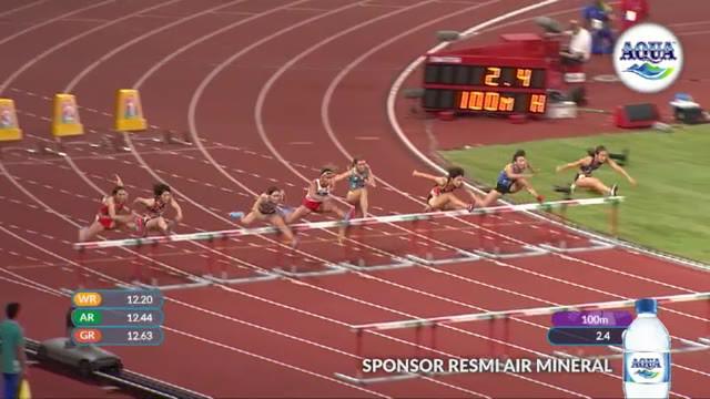 Pelari putri Indonesia, Emilia Nova, mempersembahkan medali perak untuk nomor lari gawang 100 meter cabang olahraga atletik Asian Games 2018, Minggu (26/8/2018).