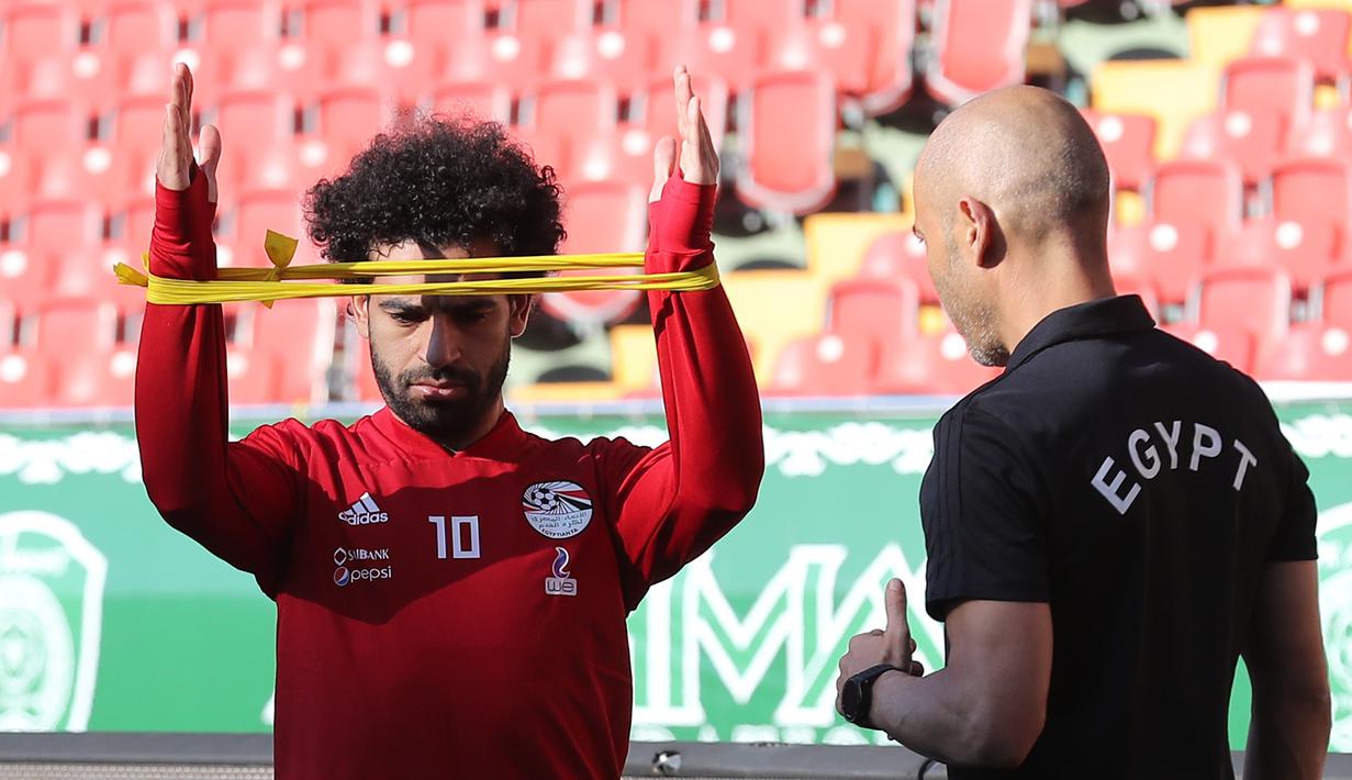 Striker Mesir, Mohamed Salah, mengikuti sesi latihan jelang laga Piala Dunia di Stadion Akhmat, Rusia, Selasa (12/6/2018). Kondisi cedera bahu yang berangsur pulih membuatnya siap tampil di Piala Dunia 2018. (AFP/Karim Jaafar)