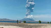 Gunung Lewotolo di NTT merupakan gunung berapi aktif. (Dok: Instagram @seputarntt)