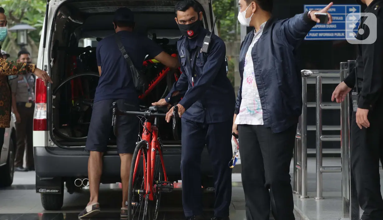 Petugas menurunkan sepeda jenis Road Bike di lobby Gedung KPK, Jakarta, Jumat (19/3/2021). KPK menerima 13 unit sepeda dari pihak yang mewakili tersangka suap perizinan pengelolaan komoditas perairan tahun 2020, Syafri, Staf Khusus mantan Menteri KKP, Edhy Prabowo. (Liputan6.com/Helmi Fithriansyah)