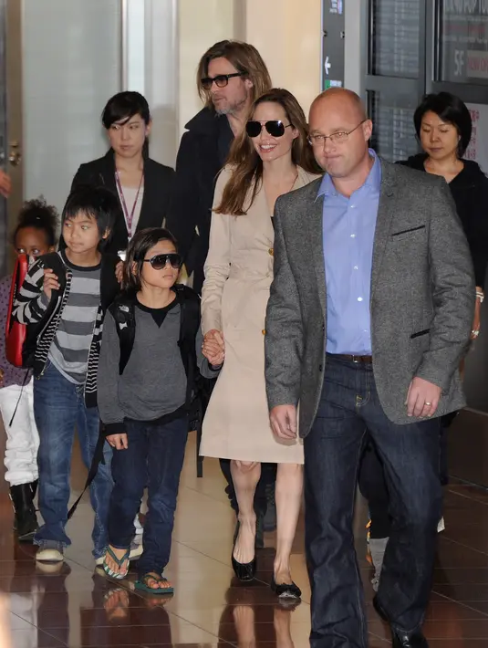 Melihat dokumen yang diajukan oleh Pitt tampaknya membuat Jolie tak menyukainya. Maka dari itu, ia kembali meminta pihak DCFS untuk kembali memonitor kunjungan Pitt dengan keenam anaknya. (AFP/Bintang.com)