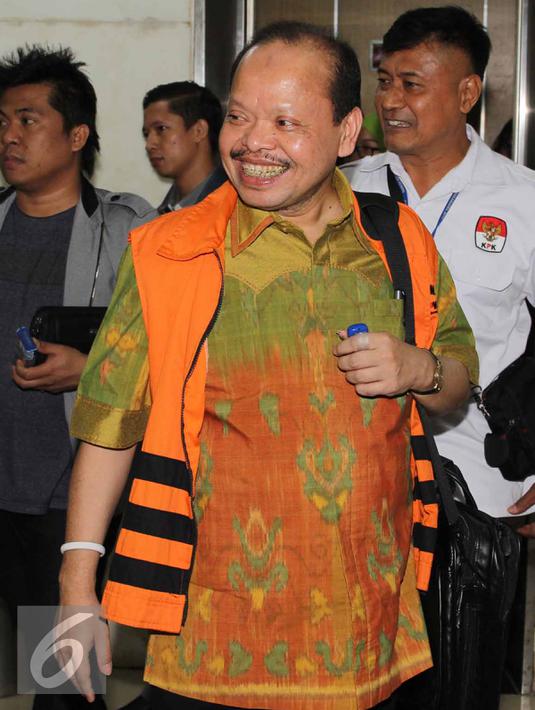 Terdakwa kasus suap SKK Migas dan Kementerian ESDM, Sutan Bhatoegana berjalan keluar ruang sidang usai mengikuti sidang pembacaan pledoi di Pengadilan Tipikor, Jakarta, Senin (10/8/2015). (Liputan6.com/Helmi Afandi)