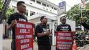 Perwakilan Aliansi Masyarakat Anti Mafia Tambang membentangkan spanduk dan menyampaikan keterangan saat menyambangi Kantor Komnas HAM, Menteng, Jakarta Pusat, Kamis (24/11/2022). Perusahaan tambang PT Amman Mineral yang berlokasi di Batu Hijau atau sekitar 40 kilometer dari Ibu Kota Kabupaten Sumbawa Barat dituduh melanggar hak asasi manusia karena kebijakan memberangus serikat pekerja atau union busting. (Liputan6.com/Faizal Fanani)