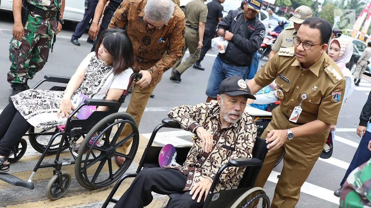Resmikan Pelican Crossing Halte BI, Anies Baswedan Seberangkan Penyandang Disabilitas