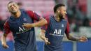 Pemain Paris Saint-Germain (PSG), Neymar, bercanda dengan Kylian Mbappe saat latihan jelang laga final Liga Champions di Stadion The Luz, Portugal, Sabtu (22/8/2020). PSG akan berhadapan dengan Bayern Munchen. (Miguel A. Lopes/Pool via AP)
