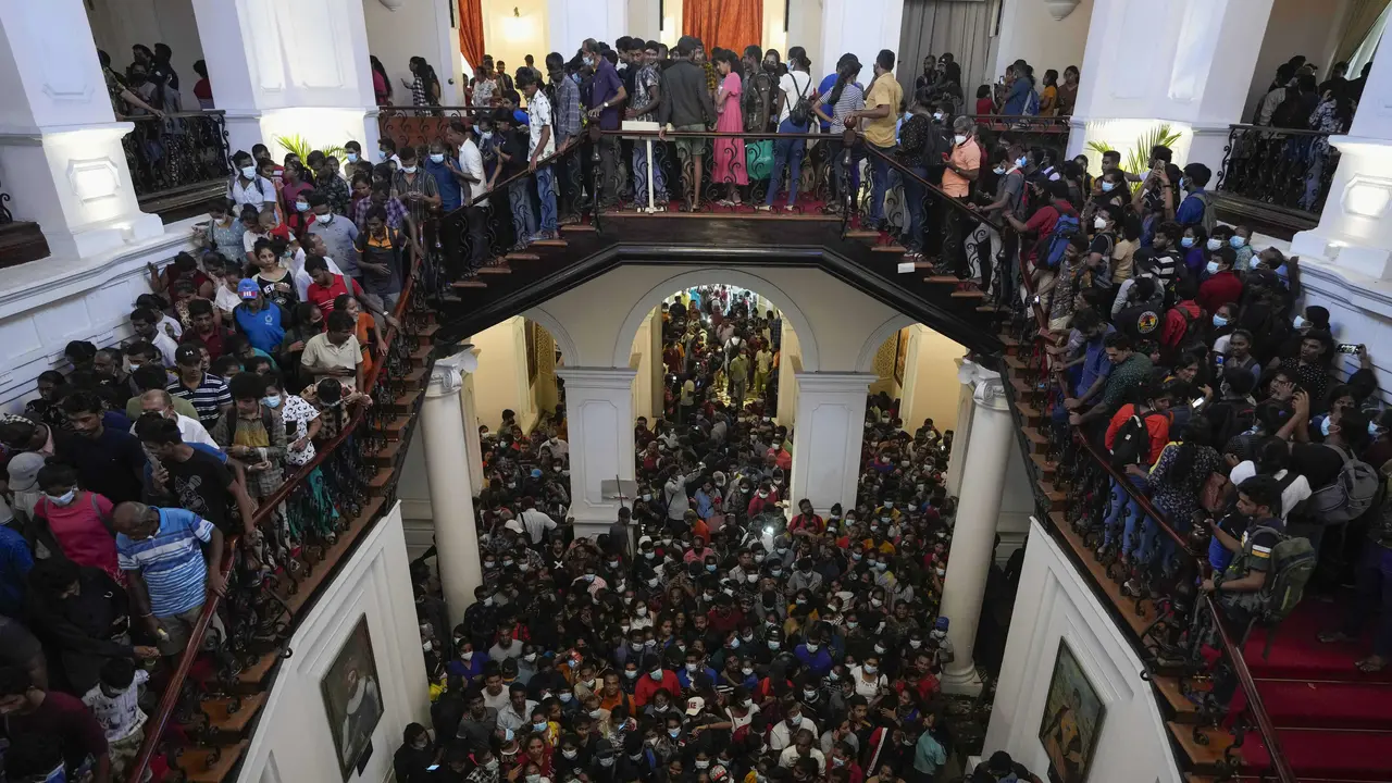 Massa Masih Kuasai Kediaman Presiden Sri Lanka Gotabaya Rajapaksa