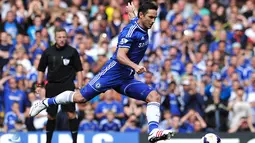 Gol Spektakuler Lampard Gandakan Keunggulan Chelsea pada laga Liga Premier Inggris antara Chelsea dan Hull City di Stadion Stamford Bridge , Minggu (18 Agustus 2013) (AFP/Carl Court)