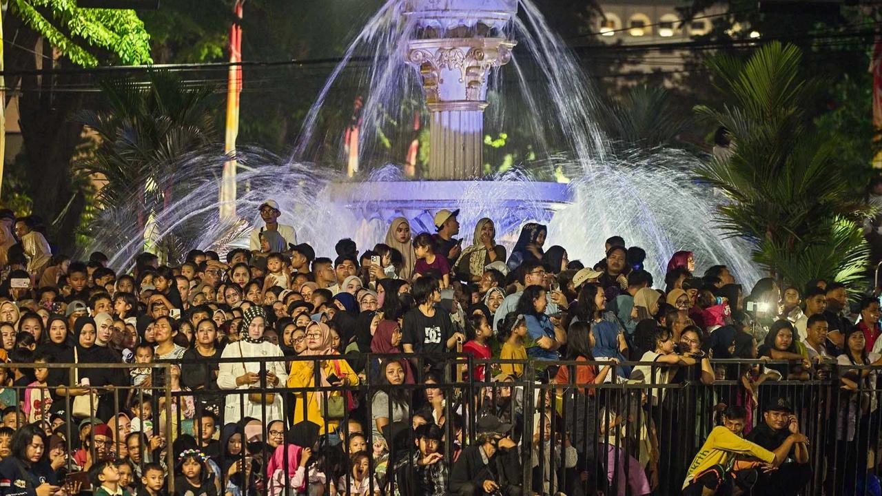 FOTO: Surabaya Vaganza 2026 Hadirkan Parade Lampu  dan Atraksi Penari Api