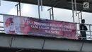 Warga melintas sisi spanduk dukungan untuk Gatot Nurmantyo di JPO Gambir Jalan Medan Merdeka Timur, Jakarta, Minggu (1/4). Terdapat tulisan "Pemimpin masa depan Indonesia 2019-2024,". (Liputan6.com/Helmi Fithriansyah)