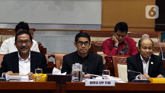 Ketua Dewas TVRI Arief Hidayat (tengah) mengikuti rapat dengar pendapat dengan Komisi I DPR, Jakarta, Selasa (21/1/2020). Rapat tersebut untuk mendapat kejelasan dari Dewas TVRI tentang perkembangan penyelesaian masalah pemberhentian Dirut LPP TVRI Helmy Yahya. (Liputan6.com/Johan Tallo)