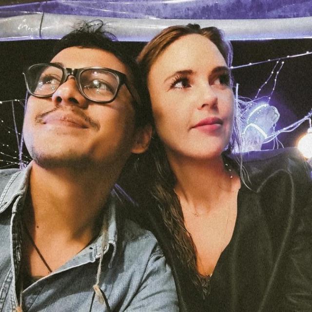 6 Potret Mesra Mayky Wongkar dan Kekasih Bulenya, Babymoon di Lombok