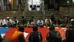 Sejumlah masyarakat menggelar istighosah di halaman Gedung KPK, Jakarta, Minggu (1/2/2015). Istighosah dilakukan sebagai bentuk dukungan kepada Komisi Pemberantasan Korupsi (KPK)‎. (Liputan6.com/Andrian M Tunay)