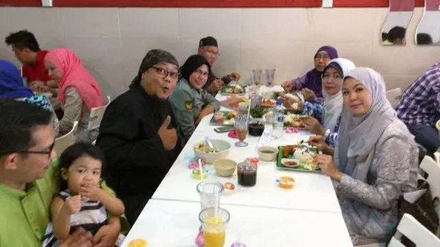Pengantin juga ikut makan bersama