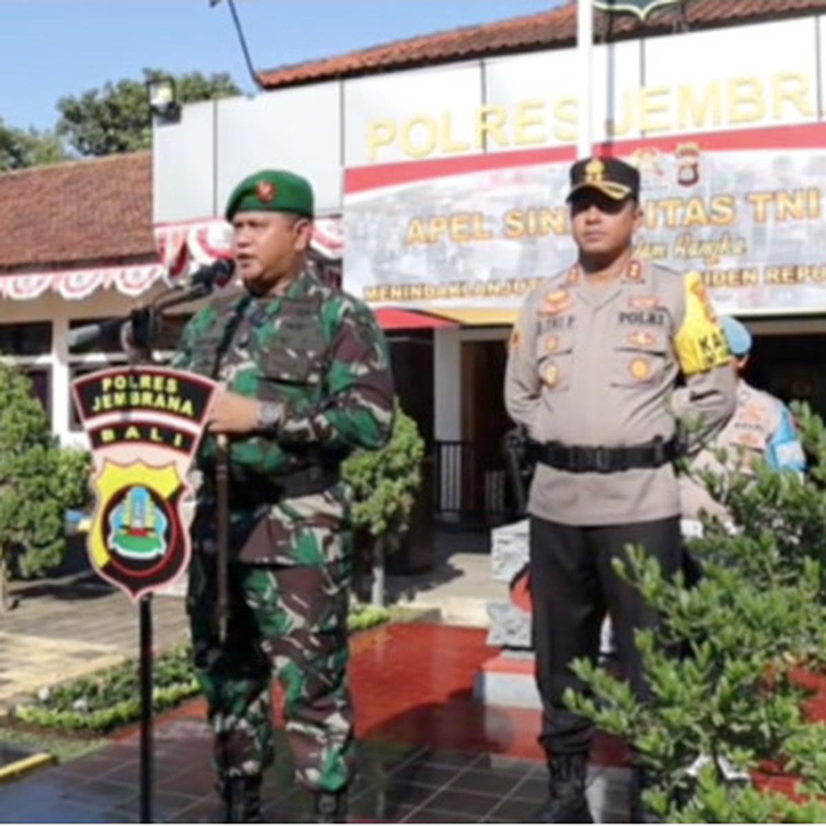 komandan tni bagi-bagi uang