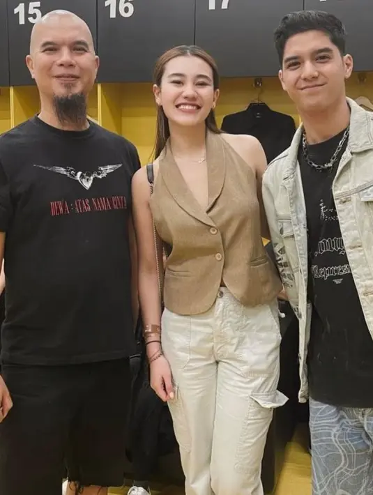 Aaliyah Massaid sempat berfoto sebelum Ahmad Dhani dan Al Ghazali manggung mengenakan outfit minimalis. Memadukan sleeveless top dan cargo pants nuansa earthy. [Instagram/aaliyah.massaid]