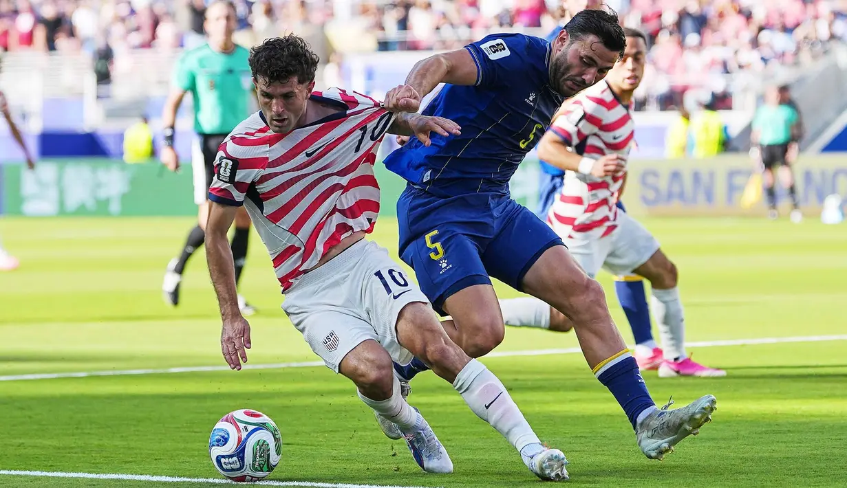 Pemain Amerika Serikat Christian Pulisic menggiring bola sementara pemain Bosnia Sead Kolasinac menarik bajunya selama pertandingan sepak bola babak 32 Piala Dunia antara Amerika Serikat dan Bosnia di Santa Clara, California, dekat San Francisco, Rabu, (01/07/2026). (AP Photo/Julio Cortez)