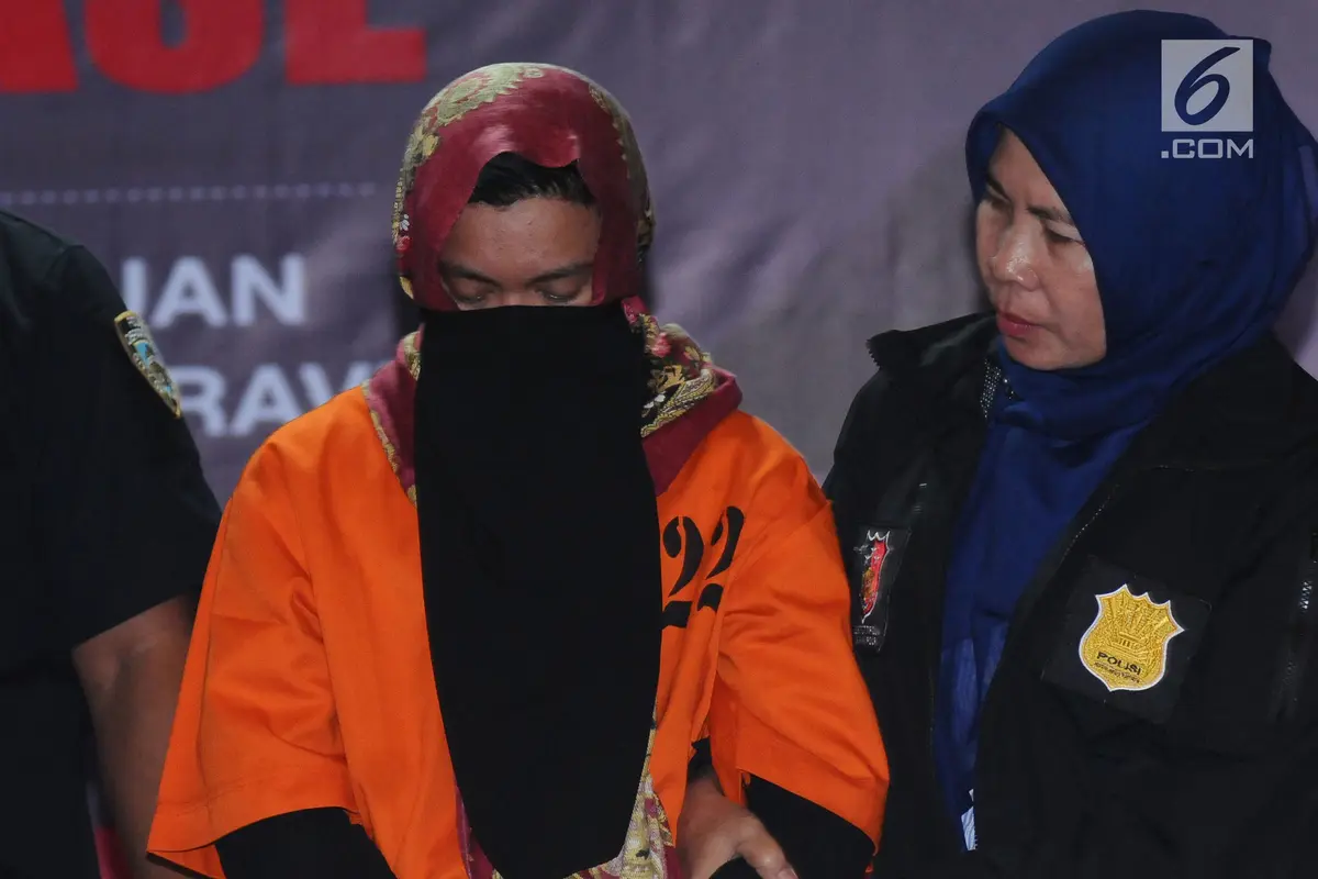[Bintang] Foto Sesama Jenis Beredar, Kiki Hasibuan Ditangkap Pakai Cadar