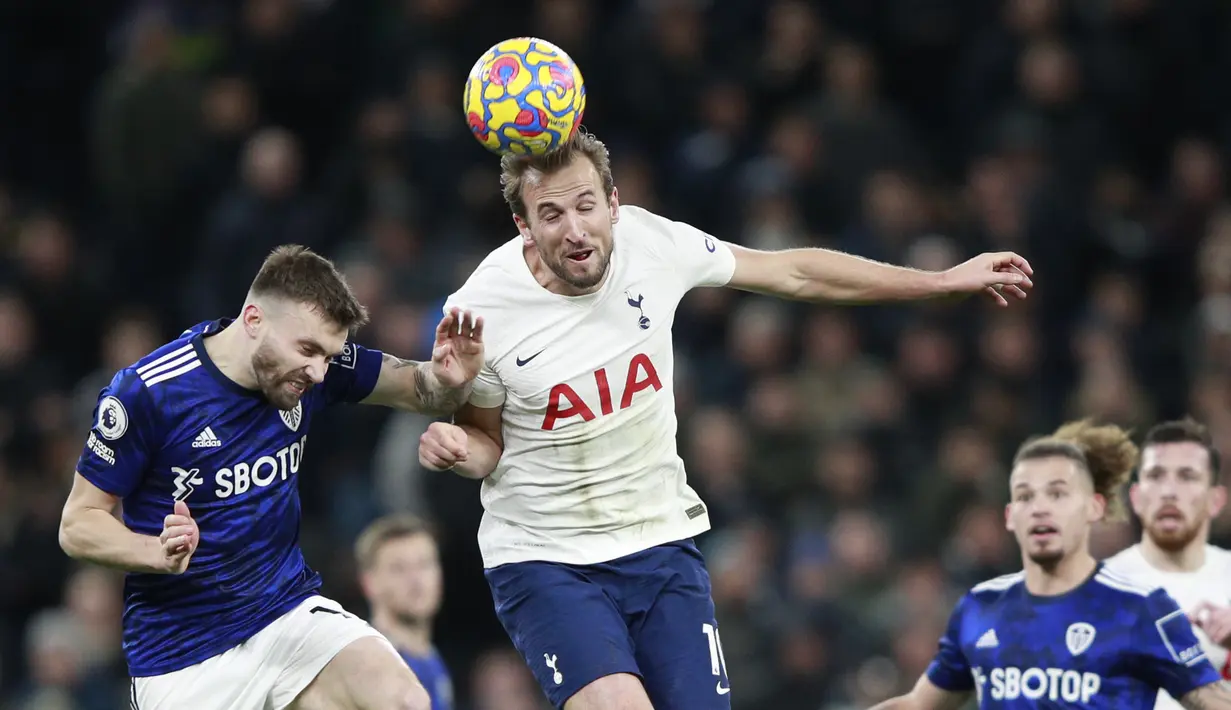 Bek Leeds United Stuart Dallas berebut bola dengan penyerang Tottenham Hotspur, Harry Kane pada pekan ke-12 Liga Inggris di Tottenham Hotspur Stadium, London, Minggu (21/11/2021). Sempat tertinggal, Tottenham Hotspur menumbangkan Leeds United 2-1. (AP Photo/Ian Walton)