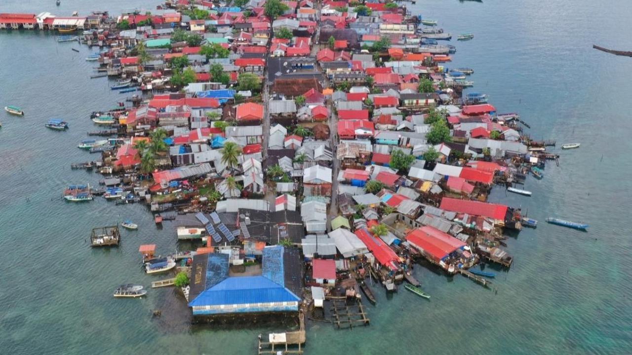 Ratusan keluarga dari kelompok adat Guna telah memulai meninggalkan rumahnya dari pulau kecil Gardi Sugdub karena permukaan air laut yang semakin tinggi dan merendam rumah-rumah mereka. Foto: Presidencia de Panama/Handout via REUTERS