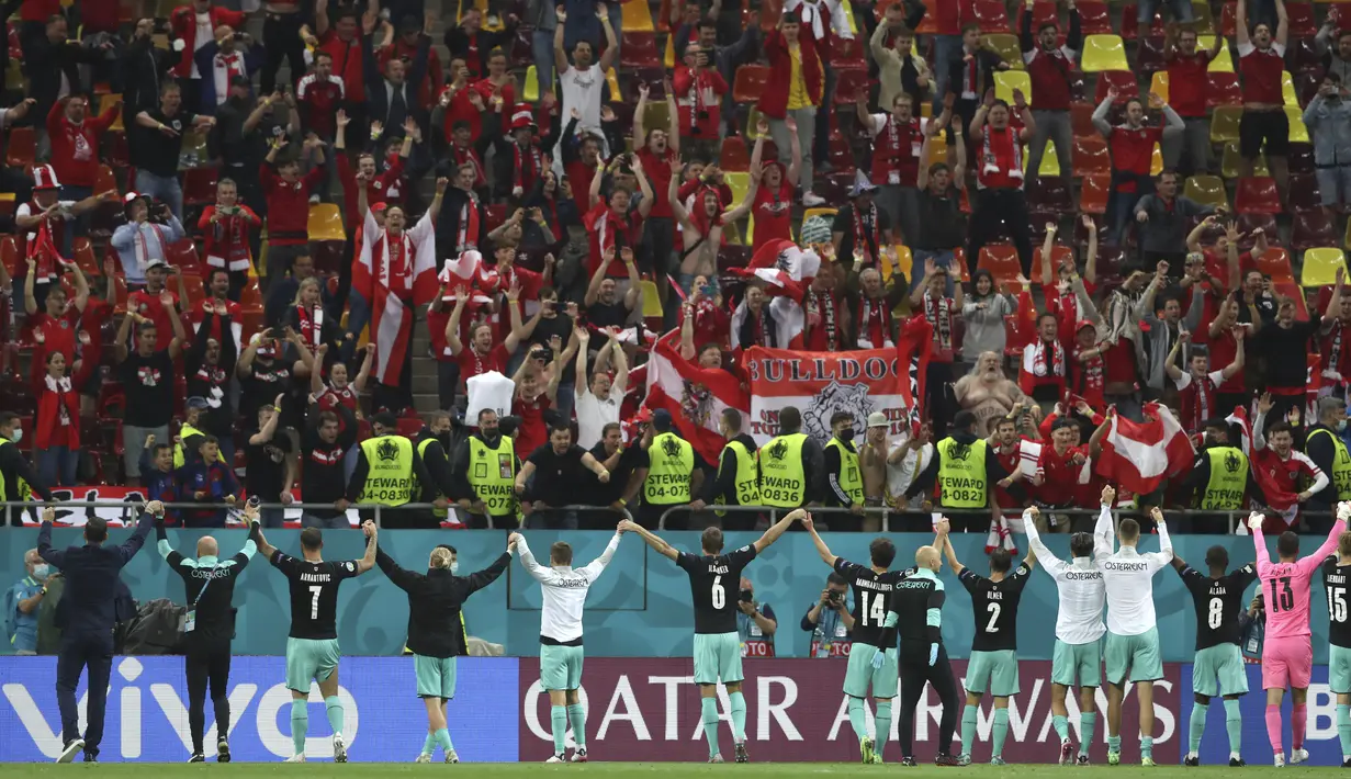 Para pemain Austria melakukan selebrasi usai mengalahkan Makedonia Utara pada pertandingan grup C Euro 2020 di stadion National Arena di Bucharest, Rumania, Minggu (13/6/2021). Austria menang atas Makedonia Utara dengan skor 3-1. (Marko Djurica/Pool via AP)