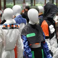 Melihat koleksi pakaian olahraga rancangan dua mahasiswi Indonesia dari bahan daur ulang (dok. istimewa)