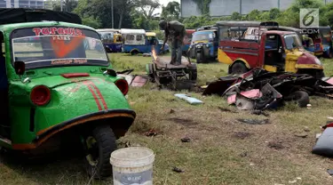 Pekerja melakukan pemotongan bemo hasil razia di sejumlah wilayah Jakarta, pool Rawa Buaya, Cengkareng, Jakarta Barat, Selasa (1/8). Pemusnahan dilakukan, dikarenakan sejak 6 Juni 2017, Dishub DKI melarang bemo beroperasi. (Liputan6.com/Johan Tallo)