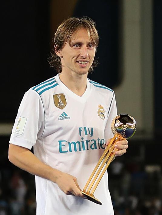 PHOTO: Senangnya Luka Modric Raih Bola Emas Piala Dunia Antarklub 2017