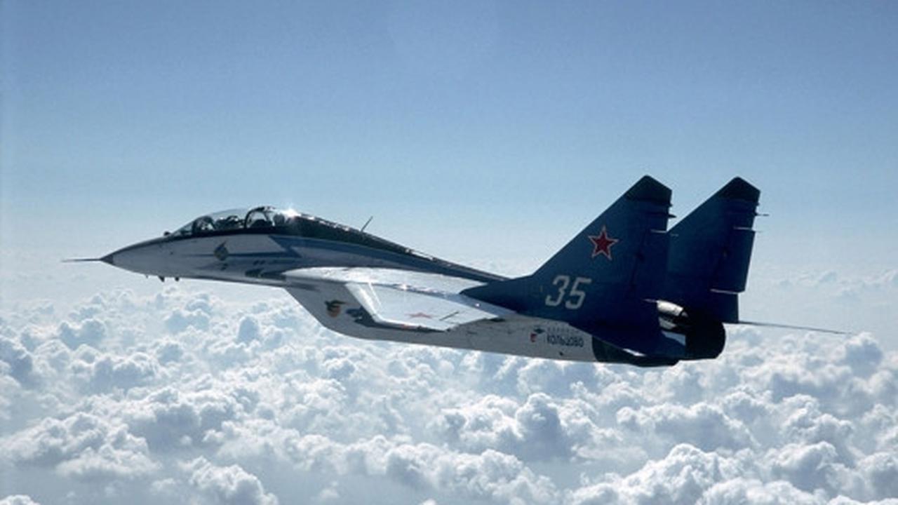 Aksi gila pilot miliarder foto selfie sambil kendarai Jet MiG 29