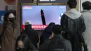 Sebuah layar TV menunjukkan gambar file peluncuran rudal Korea Utara selama program berita di Stasiun Kereta Api Seoul di Seoul, Korea Selatan, Senin (20/2/2023). Kementerian Pertahanan Jepang mengatakan dua rudal balistik yang ditembakkan pada Senin pagi mencapai ketinggian maksimum sekitar 100 km dan 50 km, menempuh jarak sekitar 350-400 km sebelum jatuh di luar zona ekonomi eksklusif Jepang. (AP Photo/Ahn Young-joon)