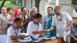 Pegawai KPU melakukan simulasi pemungutan dan penghitungan suara Pemilihan Gubernur dan Wakil Gubernur, Bupati dan Wakil Bupati, Walikota dan Wakil Walikota di TPS Halaman Gedung KPU RI, Jakarta Pusat, Selasa (7/4/2015). (Liputan6.com/Herman Zakharia)