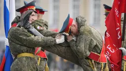 Prajurit penjaga kehormatan melakukan pemanasan sebelum latihan untuk parade militer Hari Kemenangan Perang Dunia II di St. Petersburg, Rusia, Selasa (26/4/2022). Rusia memperingati 77 tahun kemenangan dalam Perang Dunia II dengan menggelar parade militer yang akan berlangsung di Lapangan Dvortsovaya (Istana) pada 9 Mei 2022 mendatang. (AP Photo/Dmitri Lovetsky)