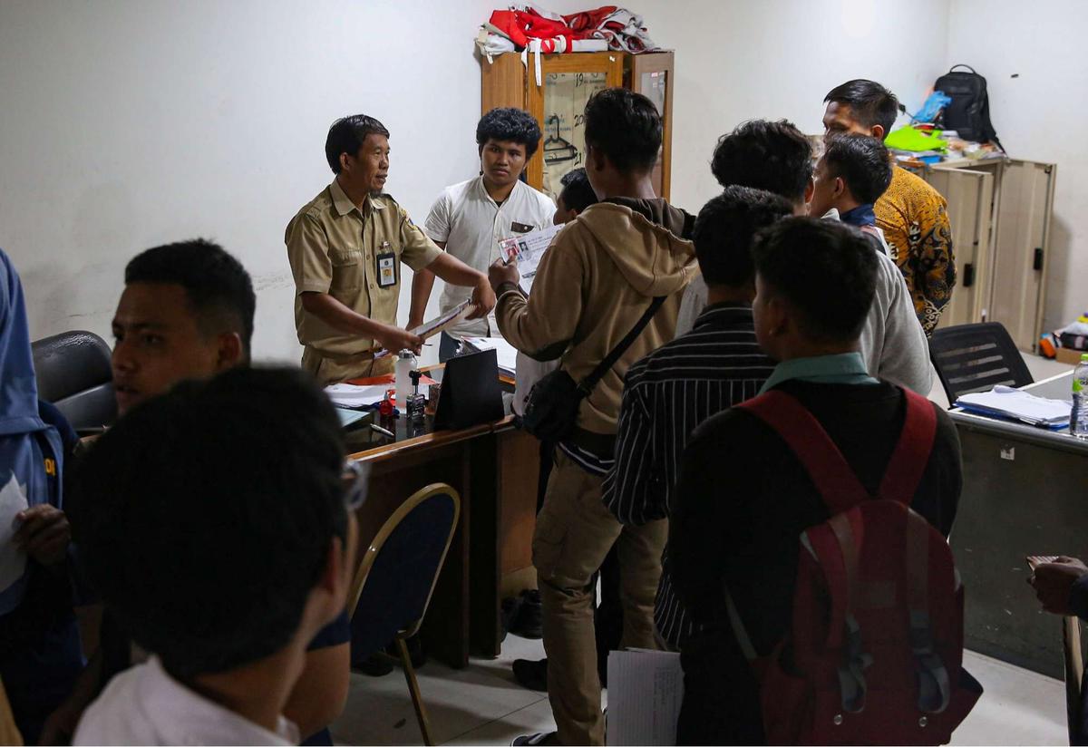 Ratusan orang melamar sebagai pasukan oranye di Balai Kota DKI Jakarta