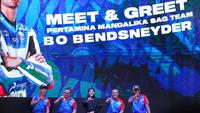 Dua pembalap Pertamina Mandalika SAG Racing Team: Bo Bendsneyder dan Taiga Hada diajak berolahraga di saat Car Free Day. (Dok. Istimewa)