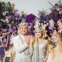 Lihat di sini potret tampilan akad nikah Rizky Febian dan Mahalini yang kental nuansa adat Sunda. [Dok/Bridestory/Axioo].