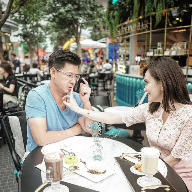 Rayakan Ultah Pernikahan ke-8, Ini 7 Potret Romantis Shandy Aulia dan Suami